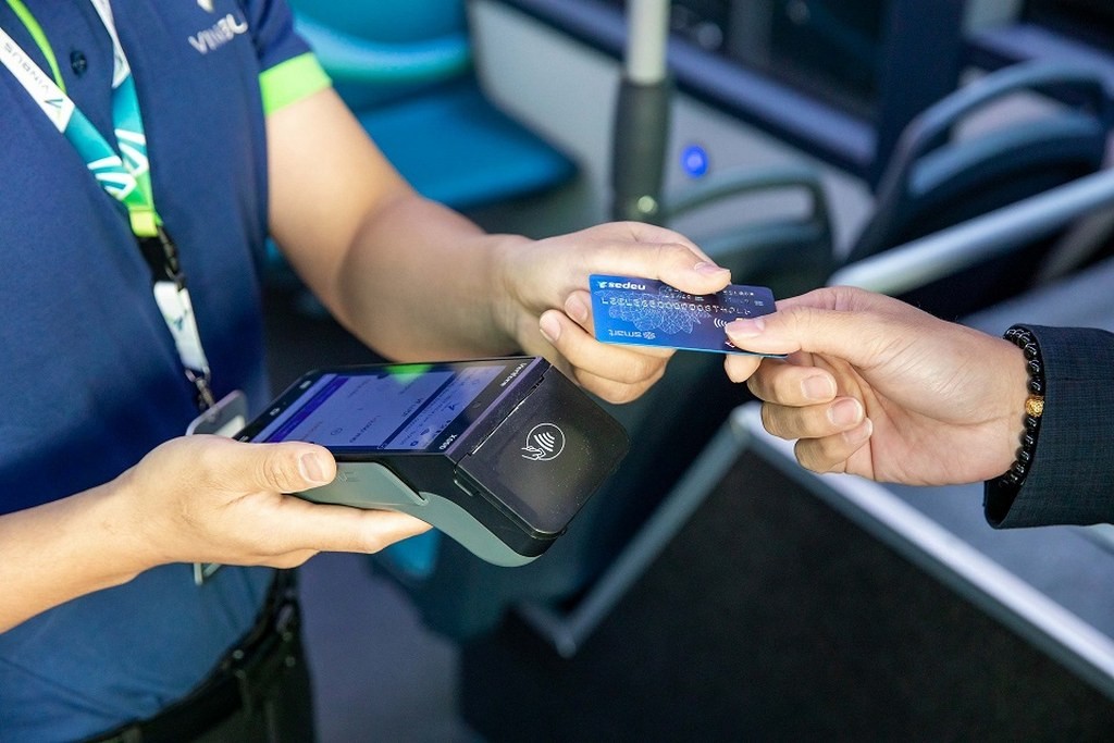 Xe buýt điện VinBus tham gia giao thông công cộng tại Hà Nội
