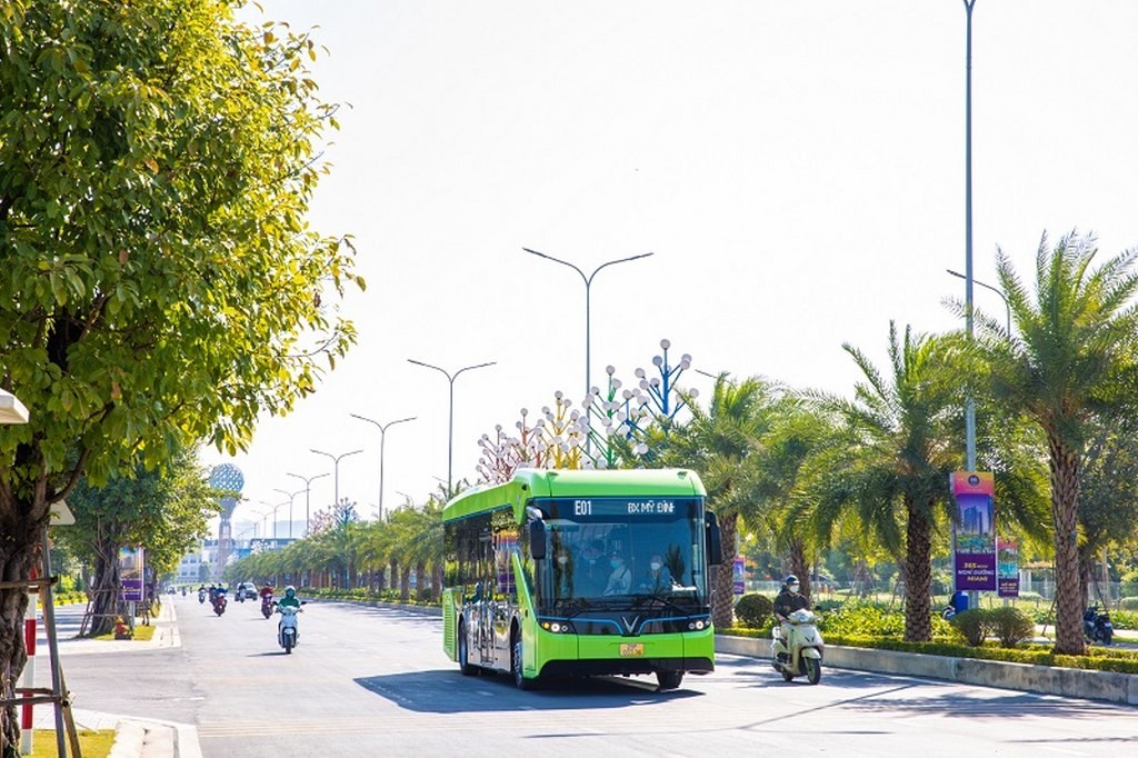 Xe buýt điện VinBus tham gia giao thông công cộng tại Hà Nội