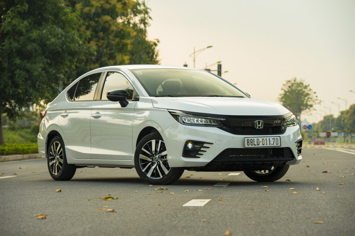 Honda City tháng trước lên đỉnh, tháng sau suýt "bay" khỏi top xe bán chạy