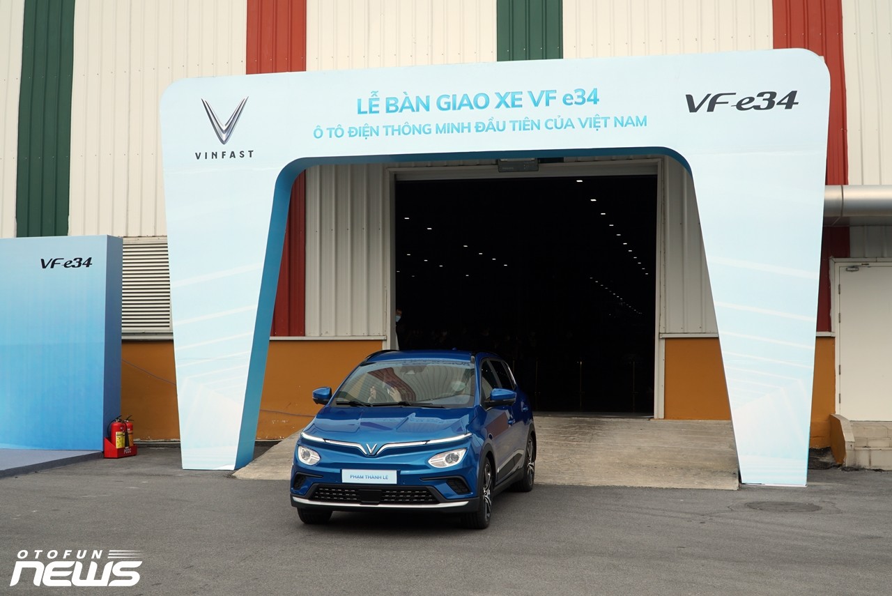 Ô tô điện VinFast VF e34 đầu tiên đến tay khách hàng