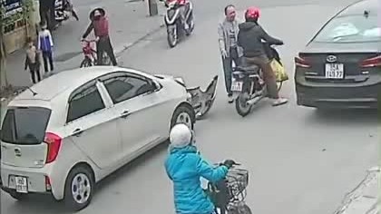 Va chạm trên đường, người đàn ông đi ô tô giữ xe, tác động vật lý người phụ nữ lái xe máy