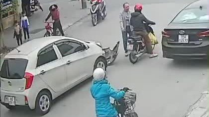 Va chạm trên đường, người đàn ông đi ô tô giữ xe, tác động vật lý người phụ nữ lái xe máy