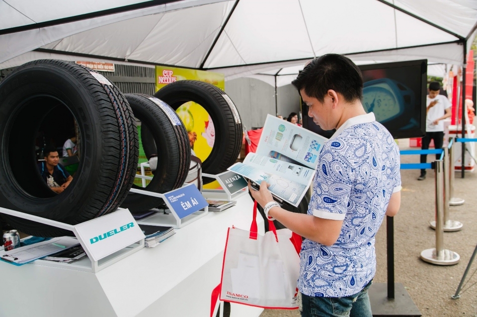 bridgestone hop tac mitsubishi mang lai trai nghiem xe lop cho nguoi lai