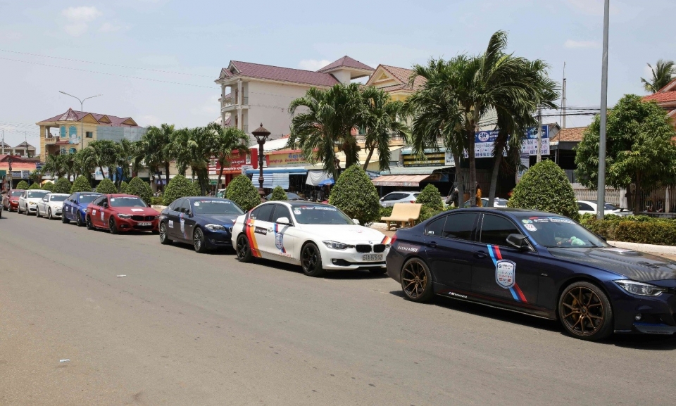hanh trinh bmw caravan 2019 em ai cung lop bridgestone