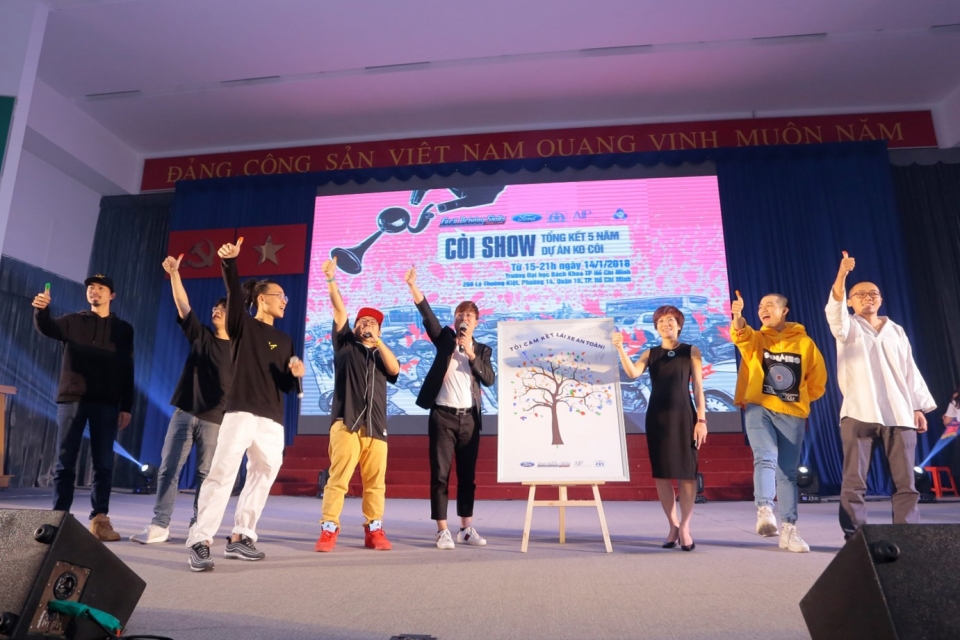 hao hung ngay hoi coi show tai tp ho chi minh