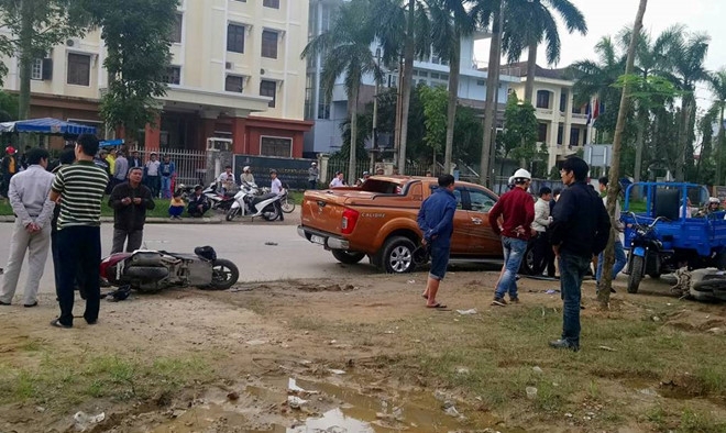 oto dien lao thang vao dam dong xem tai nan khien 6 nguoi bi thuong