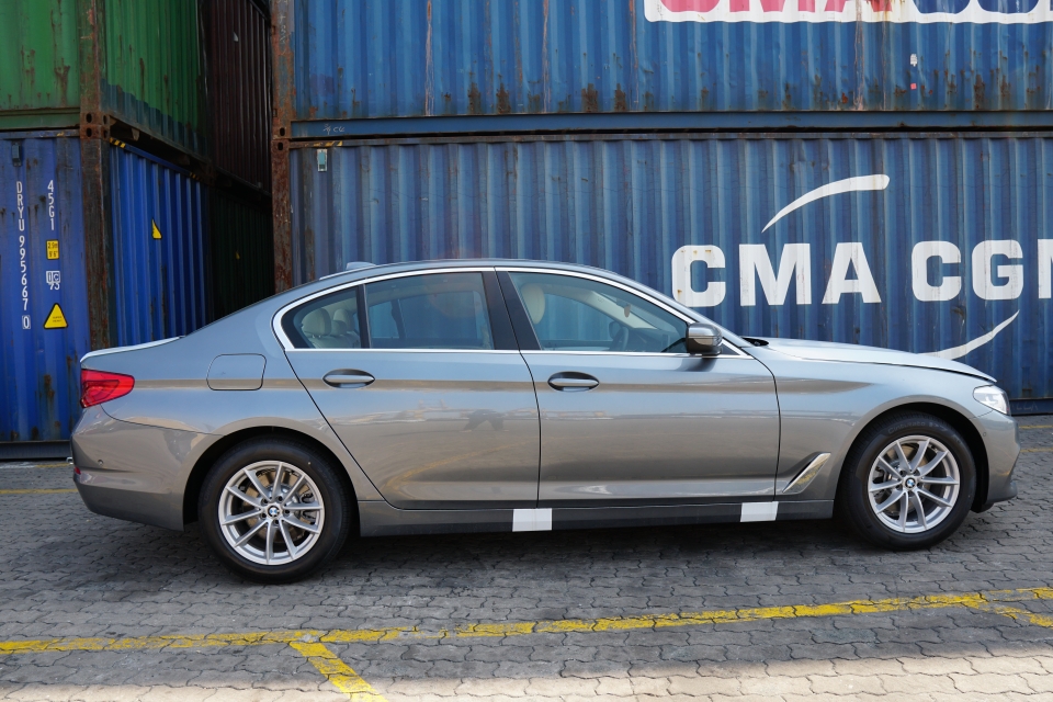 can canh bmw 5 series the he moi vua cap cang viet nam