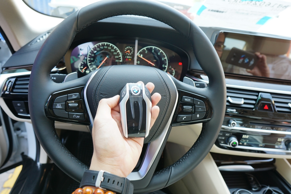 can canh bmw 5 series the he moi vua cap cang viet nam