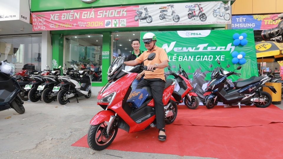 Lô xe máy điện Pega NewTech đầu tiên đến tay khách hàng