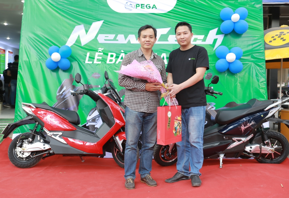 lo xe pega newtech dau tien chinh thuc den tay khach hang