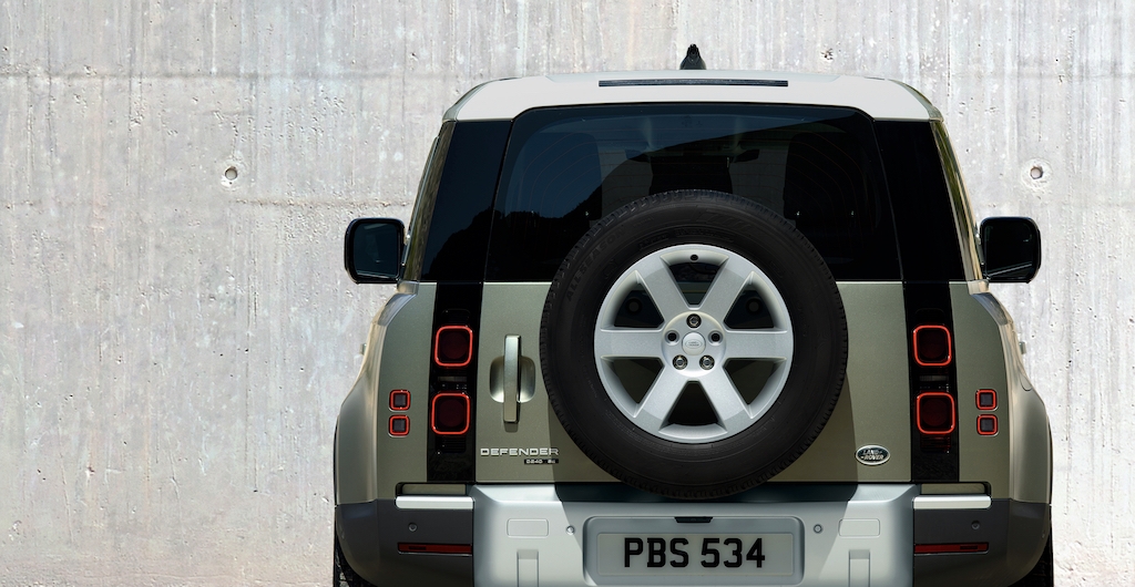 huyen thoai land rover defender ve viet nam voi gia gia 37 ty dong