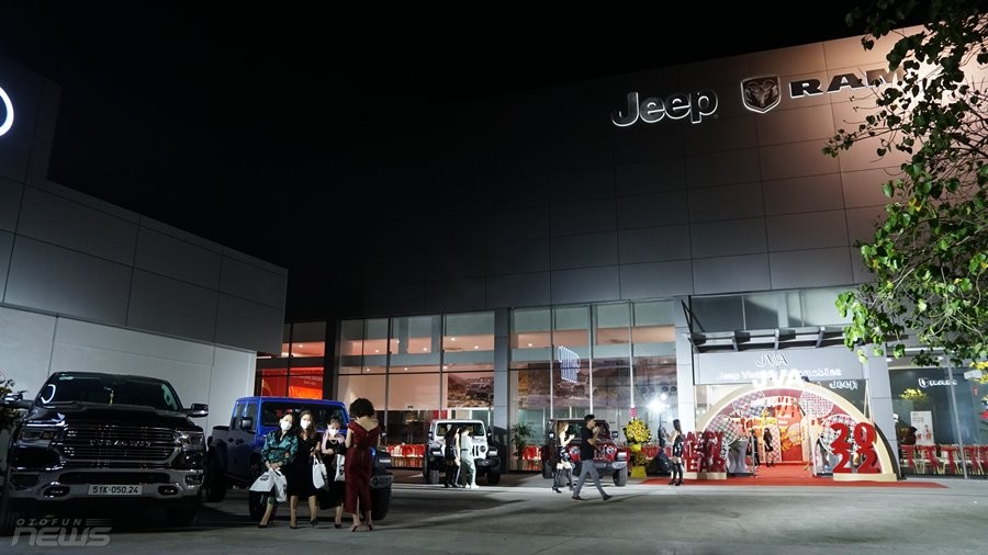 Jeep khai trương showroom 3S lớn nhất Việt Nam