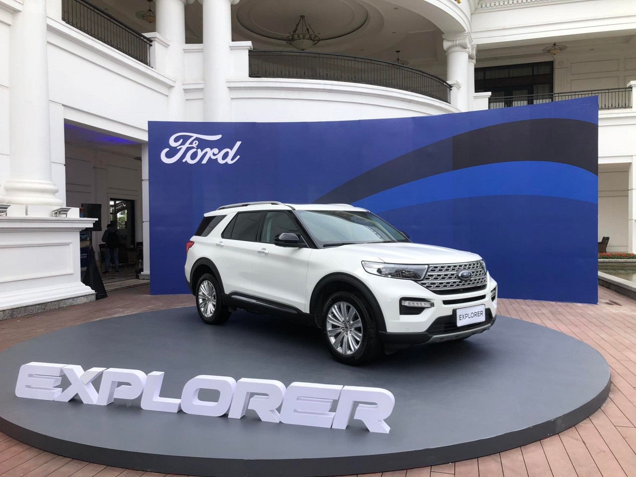 Ford Explorer mới ra mắt, giá 2,366 tỷ đồng