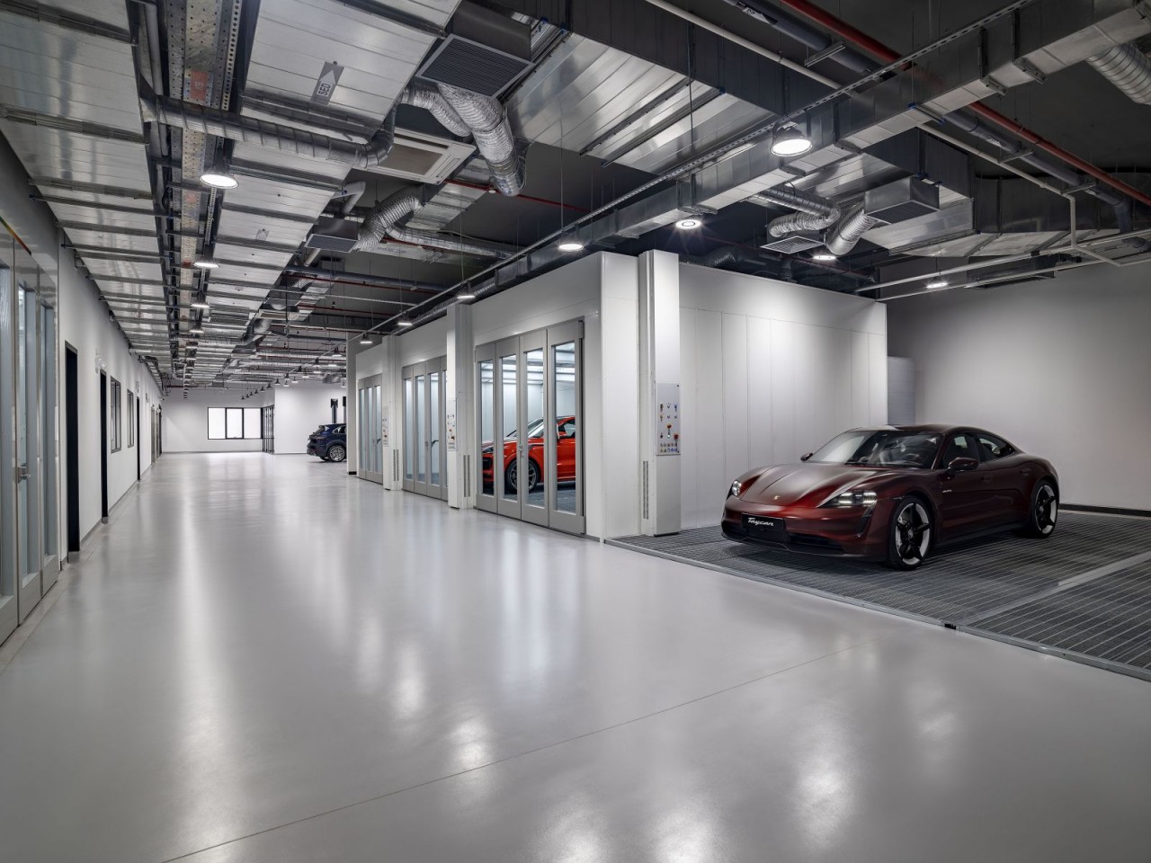 Trải nghiệm không gian đầy mới lạ tại trung tâm Porsche Sài Gòn