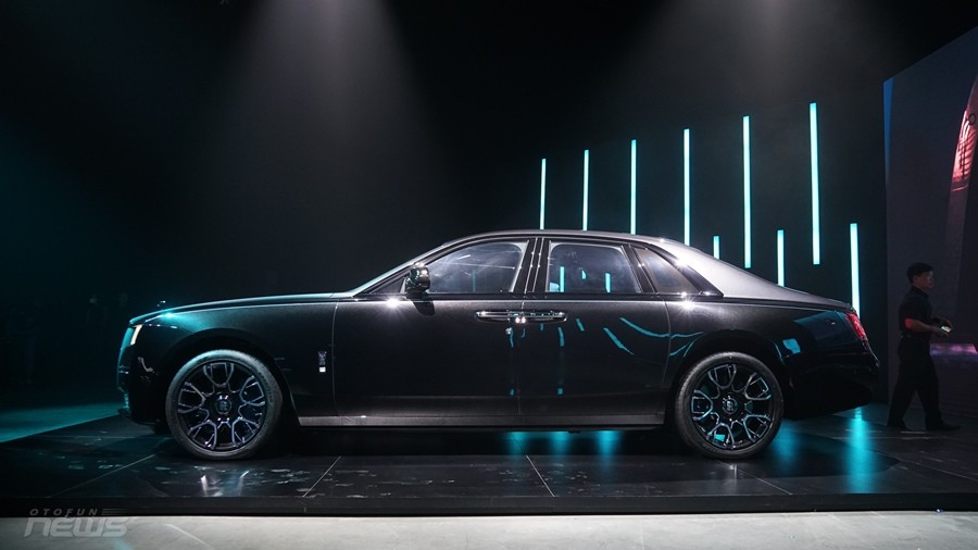 Cận cảnh Rolls-Royce Ghost Black Badge 2022 đầu tiên tại Việt Nam