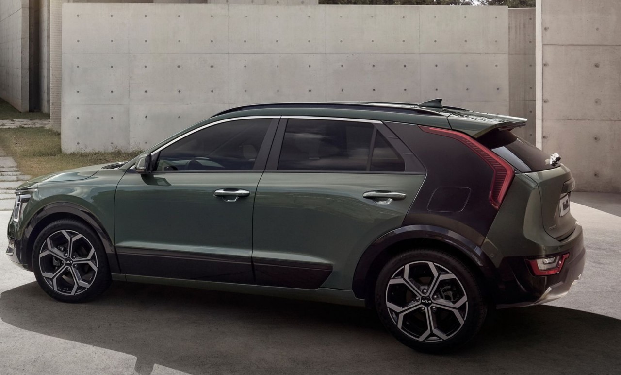 Cận cảnh xe xanh Kia Niro Hybrid 2022