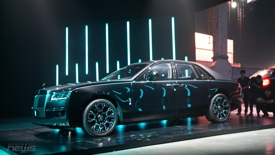 Cận cảnh Rolls Royce Ghost Black Badge 2022 đầu tiên tại Việt Nam