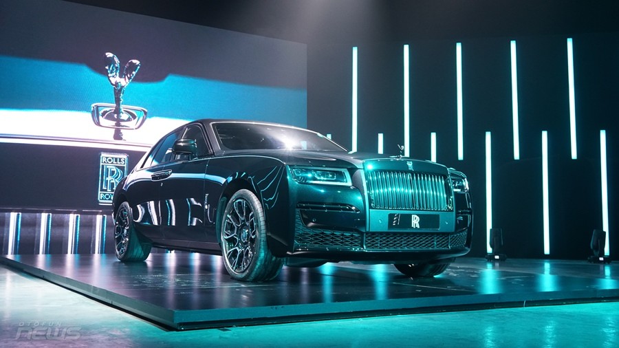 Cận cảnh Rolls-Royce Ghost Black Badge 2022 đầu tiên tại Việt Nam