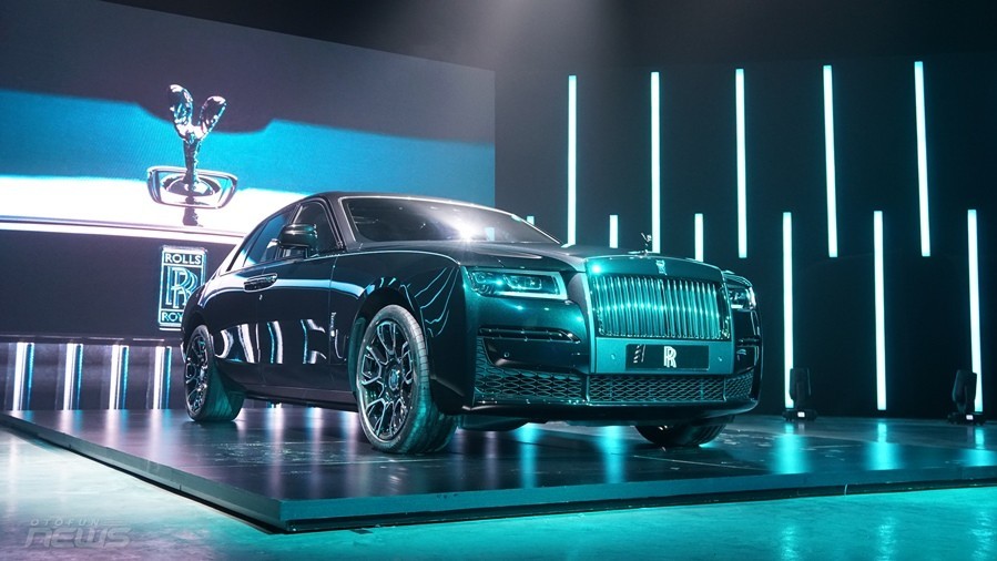 Cận cảnh Rolls-Royce Ghost Black Badge 2022 tại Việt Nam
