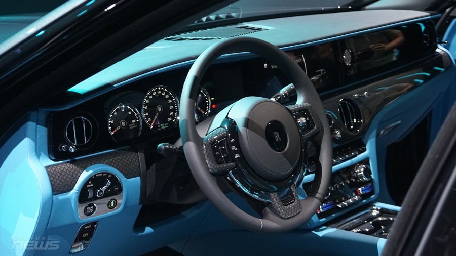 Cận cảnh Rolls Royce Ghost Black Badge 2022 đầu tiên tại Việt Nam