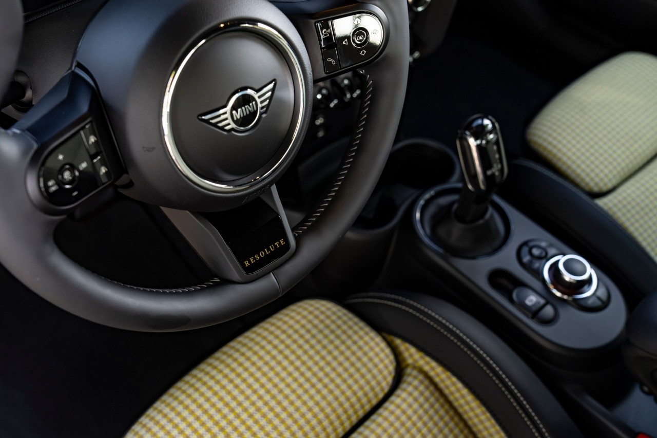 Mini Cooper S 3 Cửa Resolute Edition về Việt Nam với giá 2,3 tỉ đồng