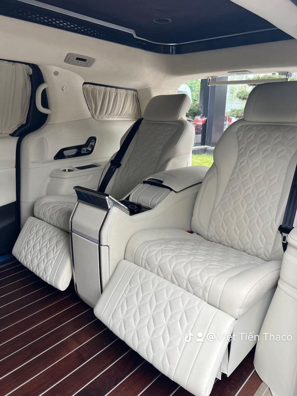 Kia Carnival Royal 2023 về đại lý với giá 2,679 tỷ đồng