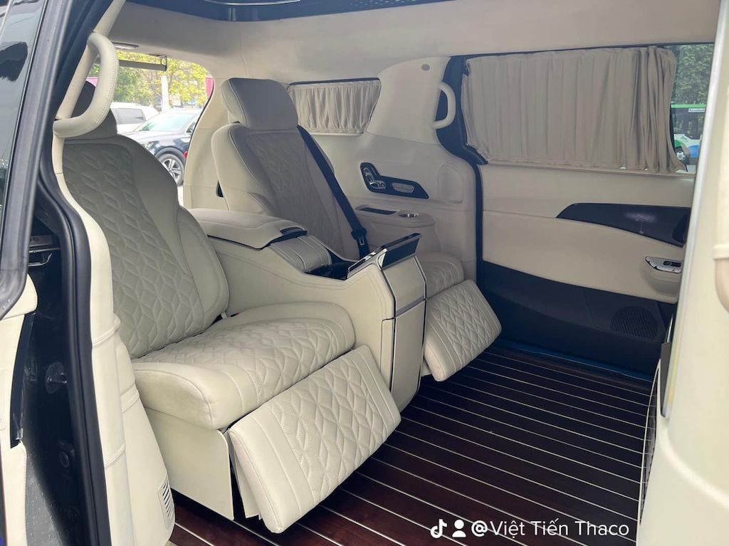 Kia Carnival Royal 2023 về đại lý với giá 2,679 tỷ đồng