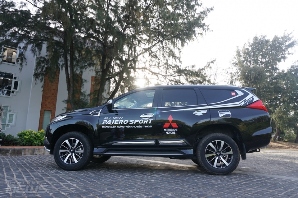 tren tay mitsubishi pajero sport 2017 hoan toan moi