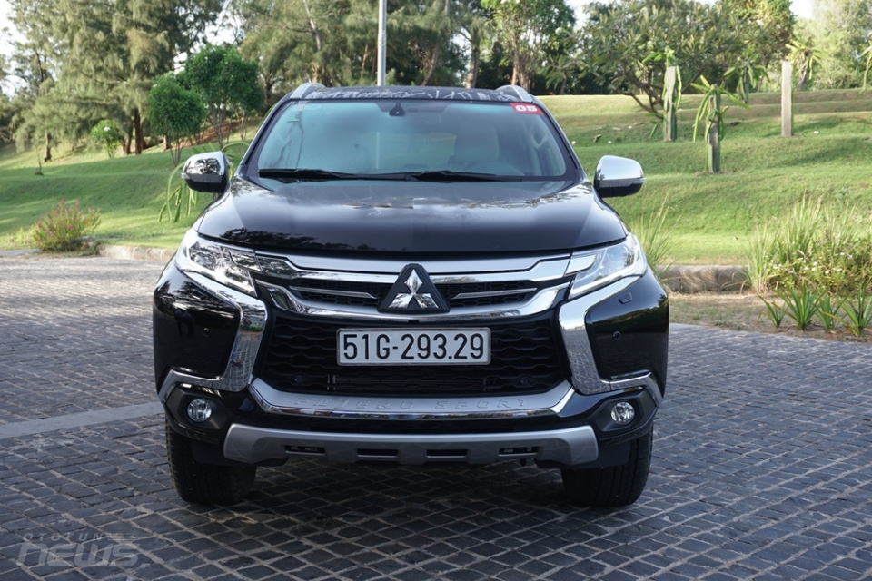 tren tay mitsubishi pajero sport 2017 hoan toan moi