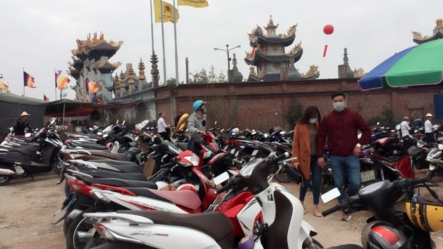 Đi chùa đầu năm, canh cánh nỗi lo gửi xe bị "chặt chém"