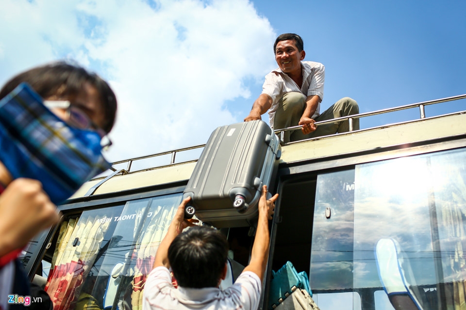 nguoi dan linh kinh tro ve tp ho chi minh duoi cai nang 35 do c