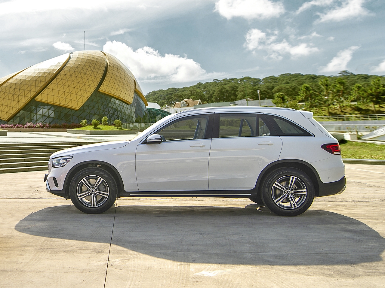 Mercedes-Benz giới thiệu GLC 200 và GLC 200 4MATIC với giá từ 1,749 tỷ đồng mercedes benz gioi thieu glc 200 va glc 200 4matic voi gia tu 1749 ty dong