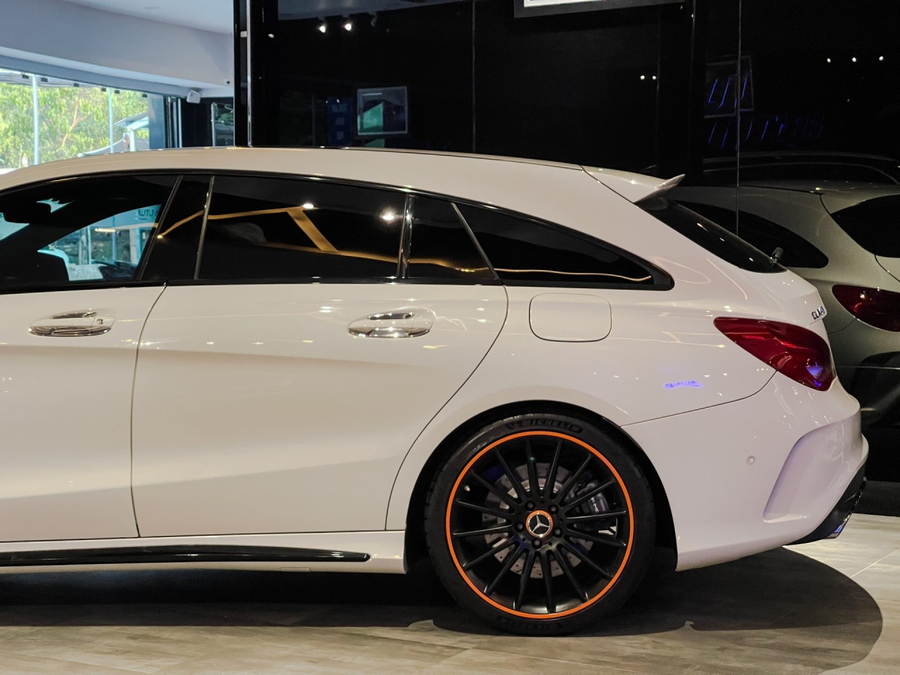 'Hàng độc' Mercedes-Benz CLA 45 AMG Shooting Brake lên sàn với giá 1,7 tỷ đồng