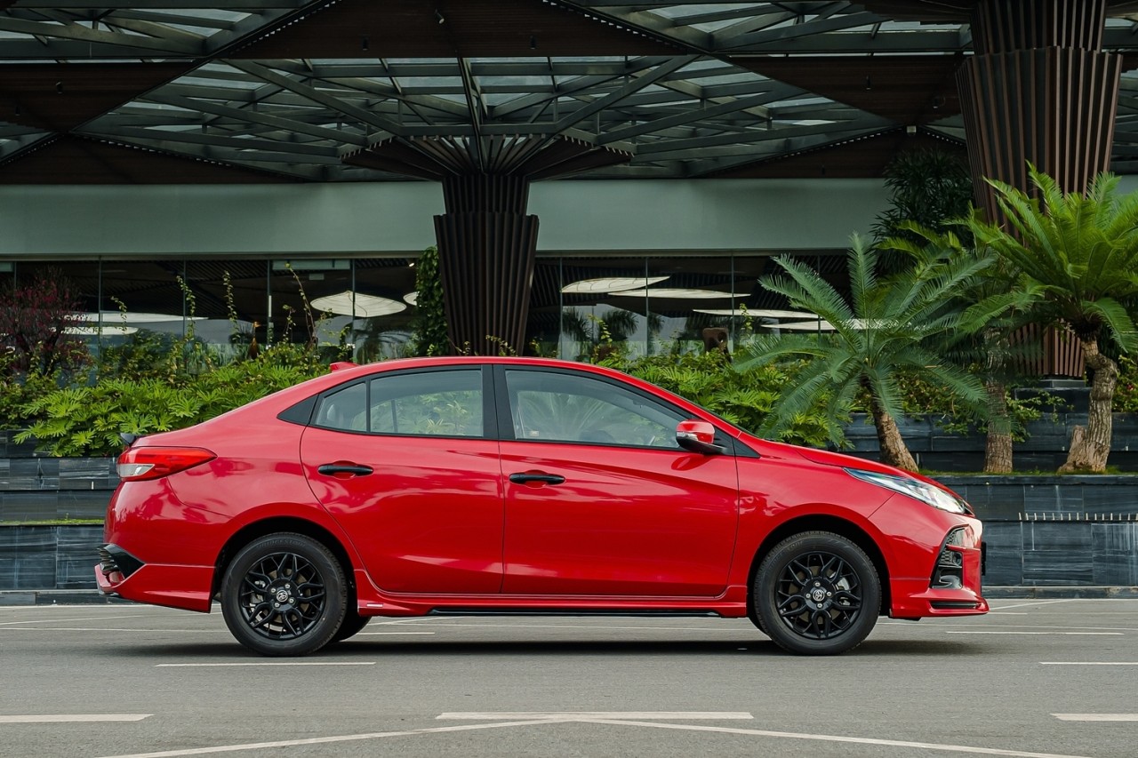 So sánh Toyota Vios GR S và Honda City RS