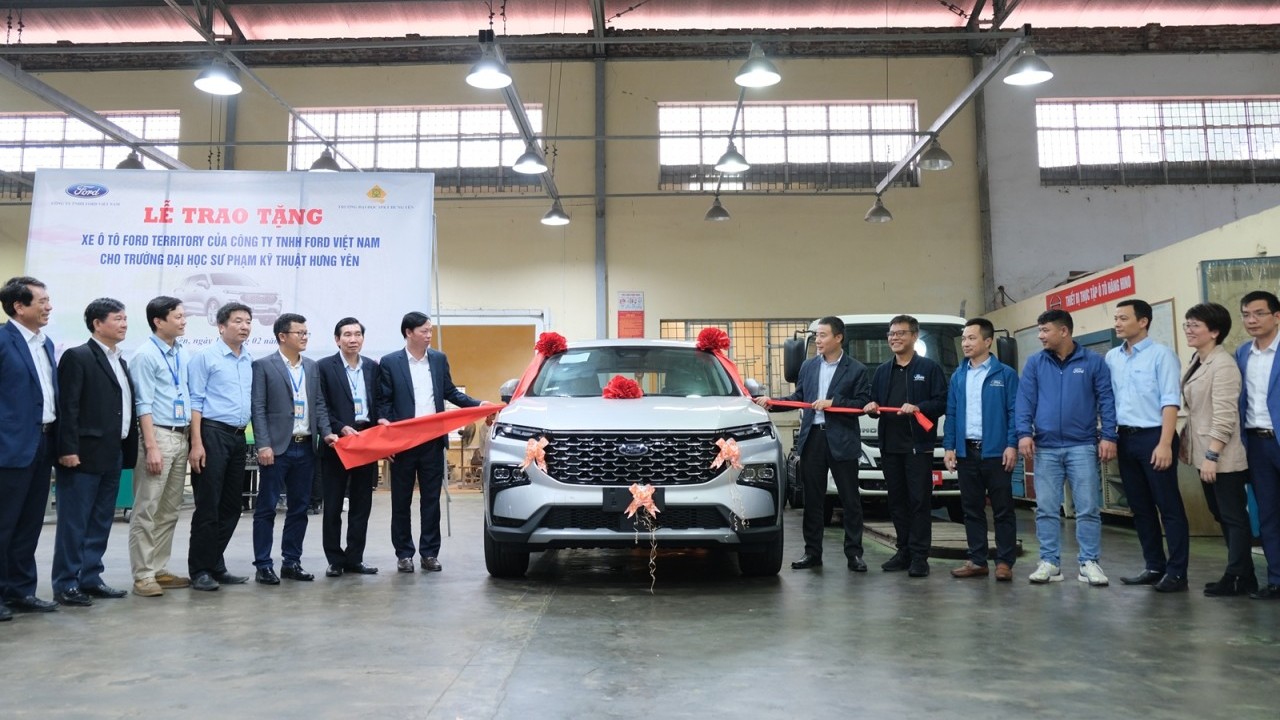 Ford Việt Nam trao tặng xe, động cơ và hộp số cho các trường kỹ thuật