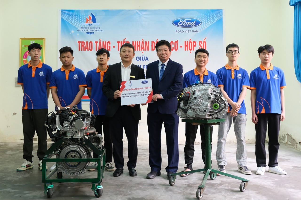 Ford Việt Nam trao tặng động cơ, hộp số và xe mới cho các trường kỹ thuật