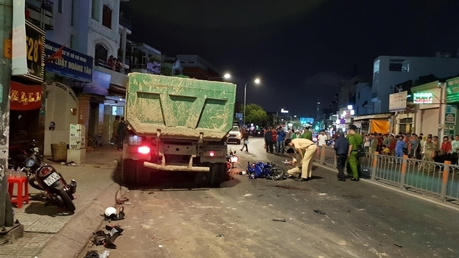TP Hồ Chí Minh: Xe ben cuốn gần 10 xe máy vào gầm