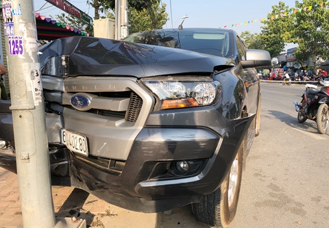 Bình Dương: Hàng chục cảnh sát truy đuổi gắt gao "xe bán tải tông văng CSGT" binh duong hang chuc canh sat truy duoi gat gao xe ban tai tong vang csgt