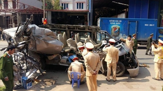 Sơn La: Xe 16 chỗ tông xe tải, 14 người thương vong