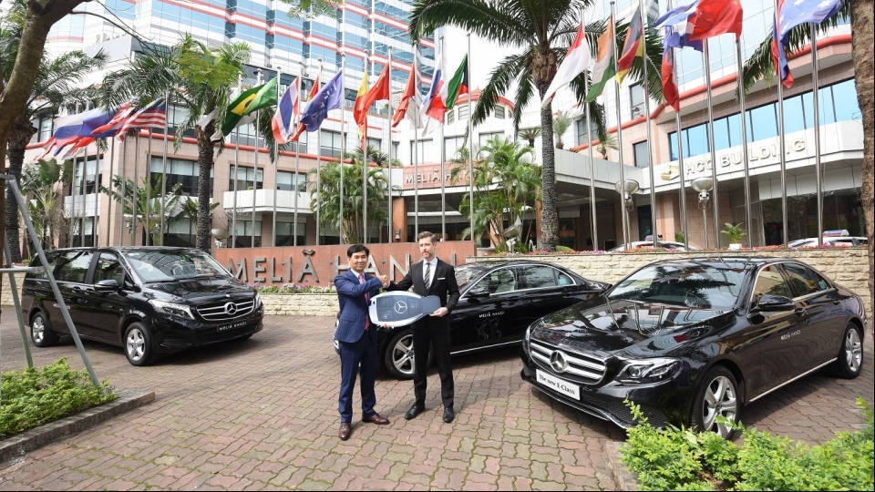 Mercedes-Benz bàn giao lô xe sang cho khách sạn Melia Hà Nội