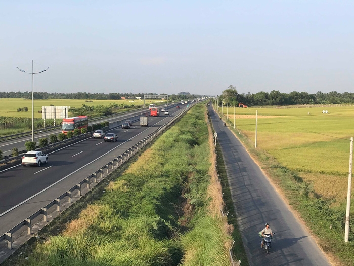Hàng rào an toàn cao tốc TP Hồ Chí Minh - Trung Lương bị phá hoại hang rao an toan cao toc tp ho chi minh trung luong bi pha hoai