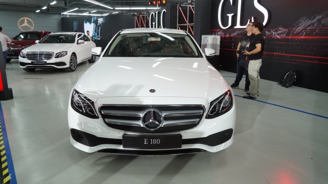 Cận cảnh Mercedes-Benz E180 giá 'mềm' giá từ 2.05 tỷ đồng