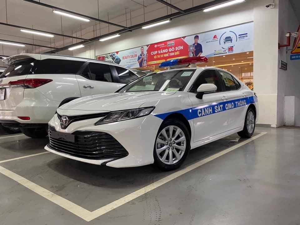 luc luong csgt viet nam co them xe toyota camry 2020