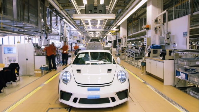 Porsche đóng cửa nhà máy và yêu cầu nhân viên không di chuyển do Covid-19