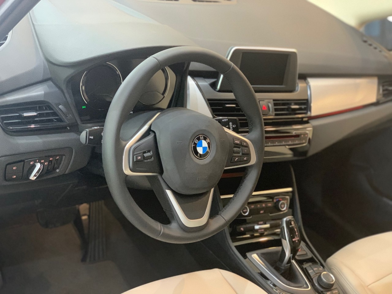 BMW 218i Gran Tourer có giá dưới 1 tỷ đồng