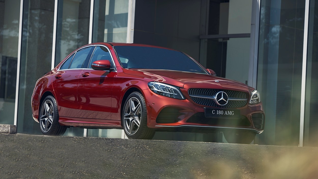 Mercedes-Benz C180 AMG ra mắt, thêm nhiều đồ chơi, giá tăng nhẹ