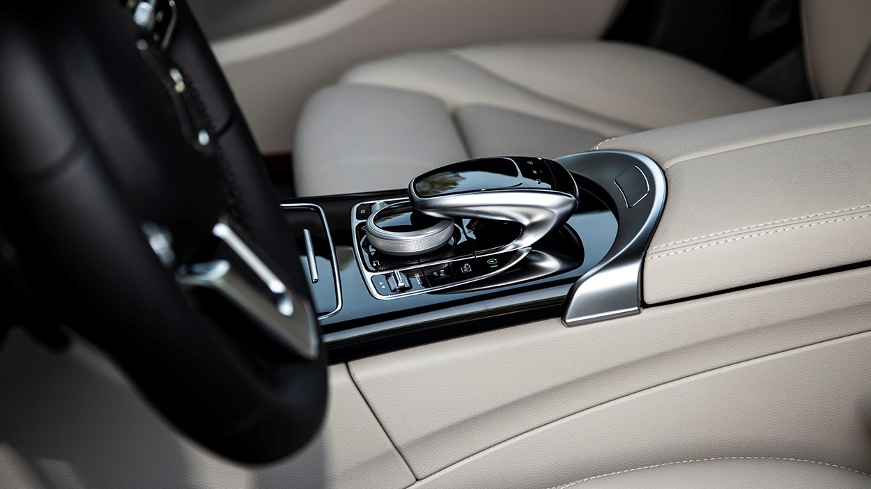 Mercedes-Benz C180 AMG ra mắt, thêm nhiều đồ chơi giá tăng nhẹ