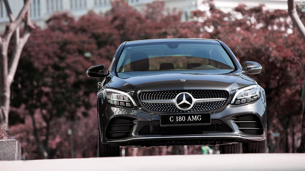 Mercedes-Benz C180 AMG ra mắt, thêm nhiều đồ chơi giá tăng nhẹ