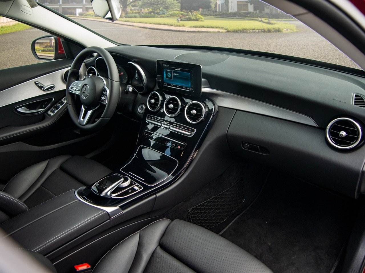 Mercedes-Benz C180 AMG ra mắt, thêm nhiều đồ chơi giá tăng nhẹ