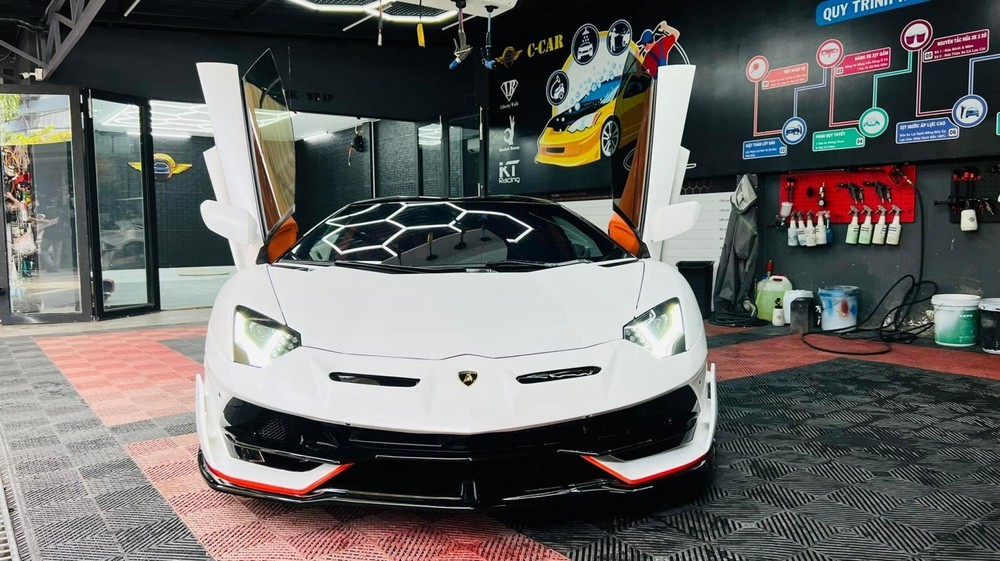 Lamborghini Aventador Roadster độ thành SVJ đầu tiên tại Việt Nam